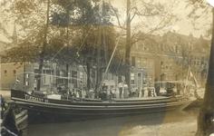 818424 Gezicht op het beurtschip Tijdgeest VI in de Stadsbuitengracht te Utrecht; op de achtergrond de huizen ...